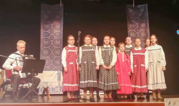 „Arany Pacsirta” díjas lett a szarvasi Szlovák Általános Iskola „Jelenček” kórusa. A fotón Iváncsó József kíséri a kórust.
