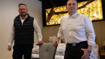 Povázsay Bence, a Turul Boutique Rooms & Apartment tulajdonosa és Frankó Pál lakberendező közösen álmodták meg a szarvasi szálláshelyet.