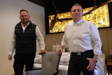 Povázsay Bence, a Turul Boutique Rooms & Apartment tulajdonosa és Frankó Pál lakberendező közösen álmodták meg a szarvasi szálláshelyet.