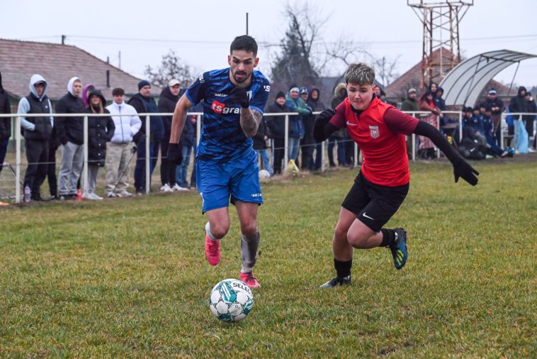 Barna Viktort a második félidőben Varga Balázs őrizte.