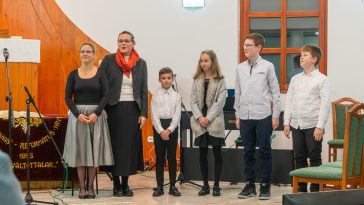 Körösparti Ágnes, Budai Barbara és gyermekeik, Molnár Hanna valamint Körösparti Barnabás, Körösparti Mátyás és Körösparti Benedek lépett fel a református templomban.