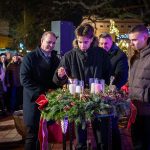 Hodálik Pál és fiai meggyújtják a három adventi gyertyát.