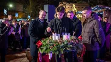 Hodálik Pál és fiai meggyújtják a három adventi gyertyát.