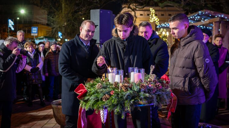 Hodálik Pál és fiai meggyújtják a három adventi gyertyát.