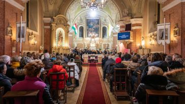 Advent harmadik vasárnapján a Szent István Filharmonikusok adtak ünnepi hangversenyt a Szent Klára római katolikus templomban.