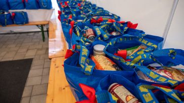 Karácsonyi csomagok sorakoznak a Szarvasi Család- és Gyermekjóléti Központban az Emberöltő Alapítvány által szervezett Mindenki karácsonya jótékonysági eseményen 2025. december 16-án.