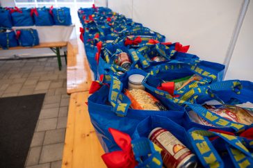 Karácsonyi csomagok sorakoznak a Szarvasi Család- és Gyermekjóléti Központban az Emberöltő Alapítvány által szervezett Mindenki karácsonya jótékonysági eseményen 2025. december 16-án.