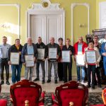 Galó Zsolt, Zahorecz György (Premier Restaurant & Cafe), Jurák Tibor (Premier Restaurant & Cafe, Plastolus Strandbüfé), Darida István (Vadászkürt Vendéglő), Tímár Nándor (Toldi Söröző), Varga József, Varga Józsefné (Tuja Club), Somogyiné Rideg Anita (Betérő Falatozó), Juhos György (Zöld Sas), Szakács Mihályné és Szakács Szilvia (Régimódi Étterem) és Hodálik Pál polgármester.