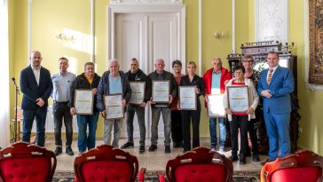 Galó Zsolt, Zahorecz György (Premier Restaurant & Cafe), Jurák Tibor (Premier Restaurant & Cafe, Plastolus Strandbüfé), Darida István (Vadászkürt Vendéglő), Tímár Nándor (Toldi Söröző), Varga József, Varga Józsefné (Tuja Club), Somogyiné Rideg Anita (Betérő Falatozó), Juhos György (Zöld Sas), Szakács Mihályné és Szakács Szilvia (Régimódi Étterem) és Hodálik Pál polgármester.