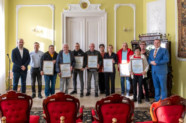Galó Zsolt, Zahorecz György (Premier Restaurant & Cafe), Jurák Tibor (Premier Restaurant & Cafe, Plastolus Strandbüfé), Darida István (Vadászkürt Vendéglő), Tímár Nándor (Toldi Söröző), Varga József, Varga Józsefné (Tuja Club), Somogyiné Rideg Anita (Betérő Falatozó), Juhos György (Zöld Sas), Szakács Mihályné és Szakács Szilvia (Régimódi Étterem) és Hodálik Pál polgármester.