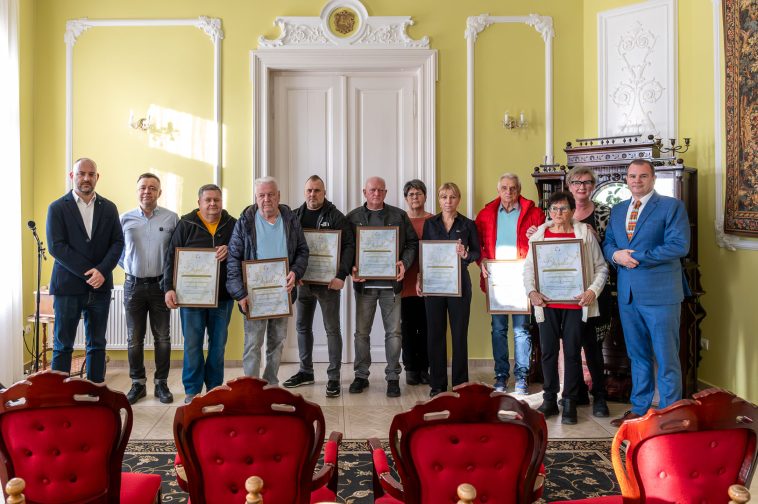Galó Zsolt, Zahorecz György (Premier Restaurant & Cafe), Jurák Tibor (Premier Restaurant & Cafe, Plastolus Strandbüfé), Darida István (Vadászkürt Vendéglő), Tímár Nándor (Toldi Söröző), Varga József, Varga Józsefné (Tuja Club), Somogyiné Rideg Anita (Betérő Falatozó), Juhos György (Zöld Sas), Szakács Mihályné és Szakács Szilvia (Régimódi Étterem) és Hodálik Pál polgármester.