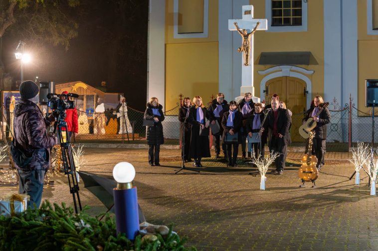 A negyedik gyertyát Sinka Imre polgármester gyújtotta meg.