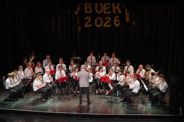 Szarvas Város Fúvószenekarát Szabados-Tóth Gábor vezényelte a 2025. december 29-i Vidám évbúcsúztató koncerten.