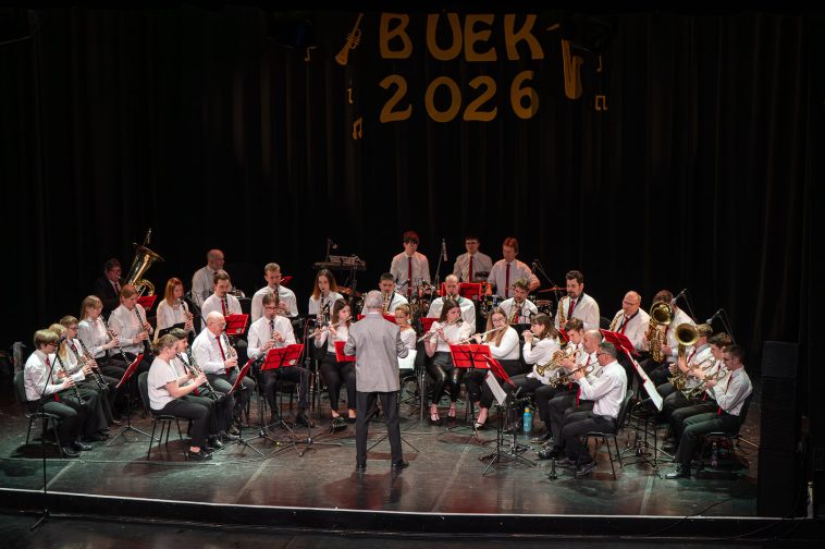 Szarvas Város Fúvószenekarát Szabados-Tóth Gábor vezényelte a 2025. december 29-i Vidám évbúcsúztató koncerten.