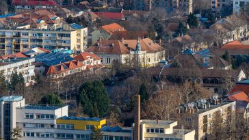 A fotó közepén a Szarvasi Polgármesteri Hivatal épülete 2026. január 1-én.