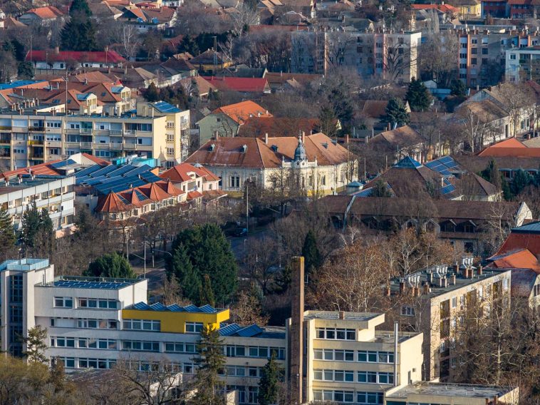 A fotó közepén a Szarvasi Polgármesteri Hivatal épülete 2026. január 1-én.