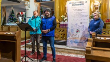 Lázár Zsolt evangélikus esperes (balról), Oncsik János és Némethné Veres Veronika a 2026. január 5-én az Evangélikus Ótemplomban tartott sajtótájékoztatón.