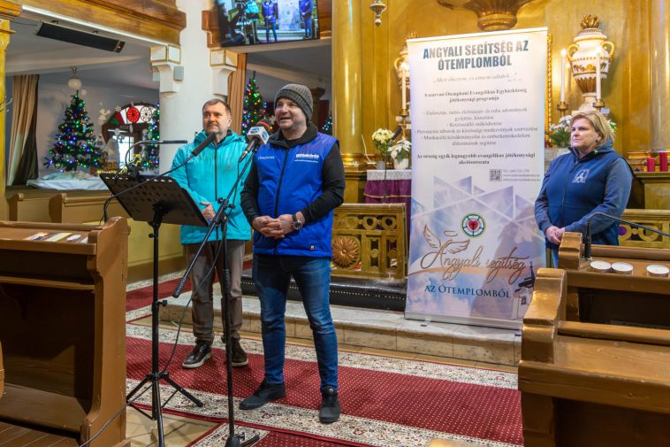 Lázár Zsolt evangélikus esperes (balról), Oncsik János és Némethné Veres Veronika a 2026. január 5-én az Evangélikus Ótemplomban tartott sajtótájékoztatón.