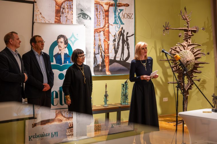 A Kepenyes Pál alkotásaiból összeállított kiállításon dr. Kepenyes Edit emlékezik édesapja unokatestvérére.