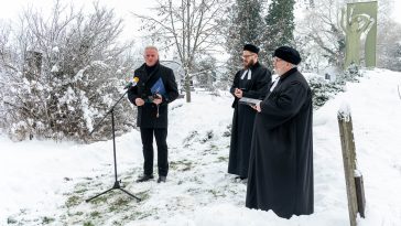 Dr. Melis János, a Szarvasi Történelmi Emlékút Közalapítvány elnöke, Magyar Tamás és Horváth Z. Olivér evangélikus lelkészek Kepenyes Pál hősökre emlékező alkotása előtt 2026. január 10-én.