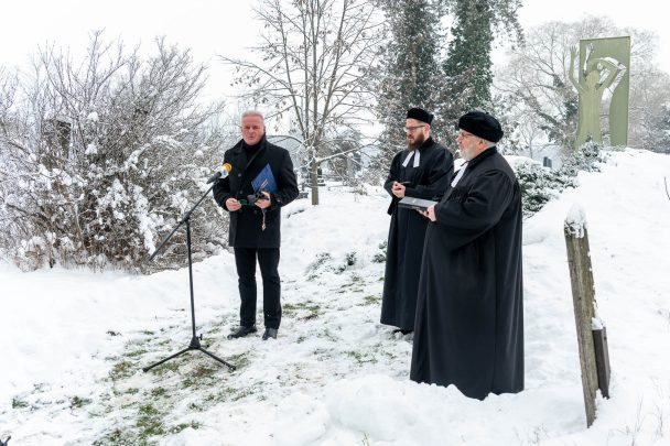 Dr. Melis János, a Szarvasi Történelmi Emlékút Közalapítvány elnöke, Magyar Tamás és Horváth Z. Olivér evangélikus lelkészek Kepenyes Pál hősökre emlékező alkotása előtt 2026. január 10-én.