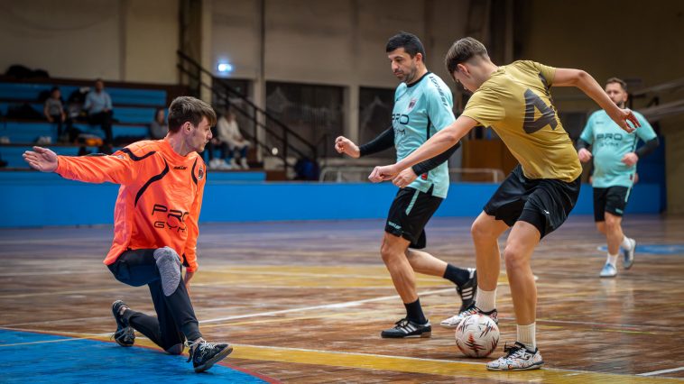 Buzás Bálint (kapuban) és Sonkoly Lajos Luigi igyekszik megakadályozni Szklenár Kristóf gólszerzését.