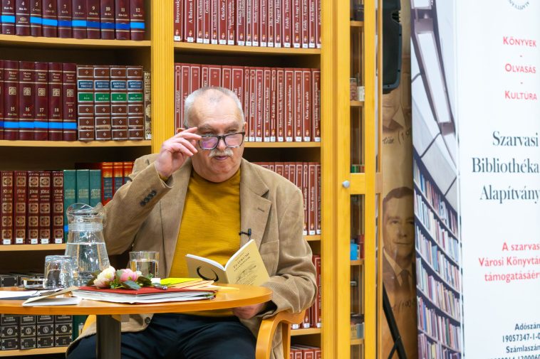 Szenes János a a Teátrumi Vigasságok című színháztörténeti sorozat 6. kötetének bemutatóján a Városi Könyvtárban 2026. január 16-án.