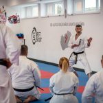 Kancho Kanazawa 8. danos mester délelőtt a feketeöveseknek, vagy az ahhoz közeli fokozattal rendelkező karatésoknak tartott haladó edzést.