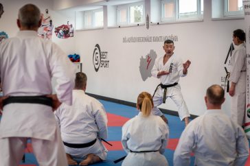 Kancho Kanazawa 8. danos mester délelőtt a feketeöveseknek, vagy az ahhoz közeli fokozattal rendelkező karatésoknak tartott haladó edzést.