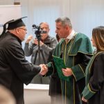 Dr. Gyuricza Csaba rektor és dr. Kolozsvári Ildikó, a Magyar Agrár- és Élettudományi Egyetem (MATE) szarvasi képzési helyének vezetője átadják a diplomákat a végzősöknek.