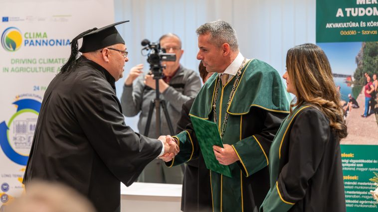 Dr. Gyuricza Csaba rektor és dr. Kolozsvári Ildikó, a Magyar Agrár- és Élettudományi Egyetem (MATE) szarvasi képzési helyének vezetője átadják a diplomákat a végzősöknek.