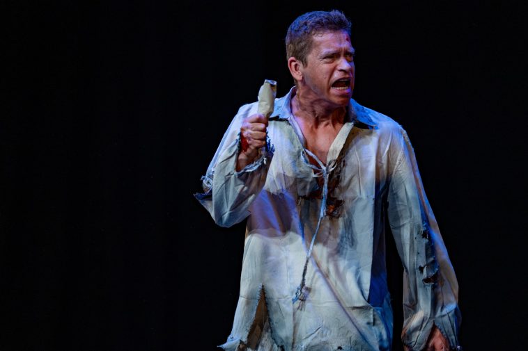 Boronyák Gergely Arthur Miller A salemi boszorkányok című drámájában John Proctor szerepét alakította.