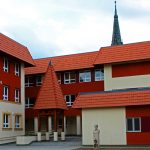 A Vajda Péter Evangélikus Gimnázium, előtte Vajda Péter szobra.