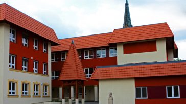 A Vajda Péter Evangélikus Gimnázium, előtte Vajda Péter szobra.