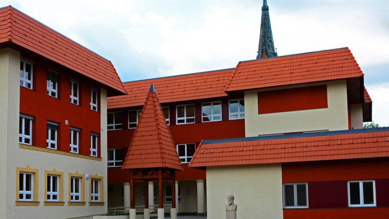 A Vajda Péter Evangélikus Gimnázium, előtte Vajda Péter szobra.