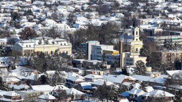 Szarvas belvárosa hó alatt 2026 januárjában.