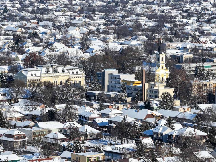 Szarvas belvárosa hó alatt 2026 januárjában.