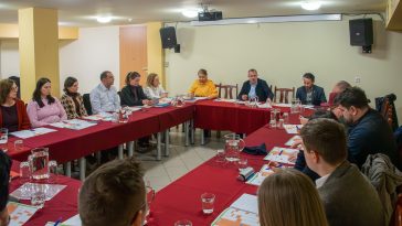 Programegyeztető tanácskozást tartottak a Cervinus Teátrum Pinceklubjában 2026. január 26-án.