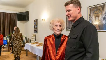 Váriné Domán Gabriella és unokája, Dombvári Bence.