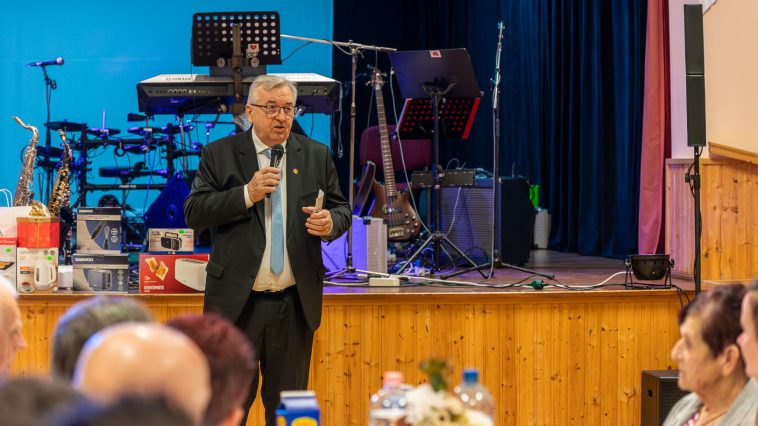 Juhos János, az Ipartestületek Országos Szövetségének alelnöke mond köszöntőt a Békésszentandrási Ipartestület 33. iparosbálján 2026. január 31-én.