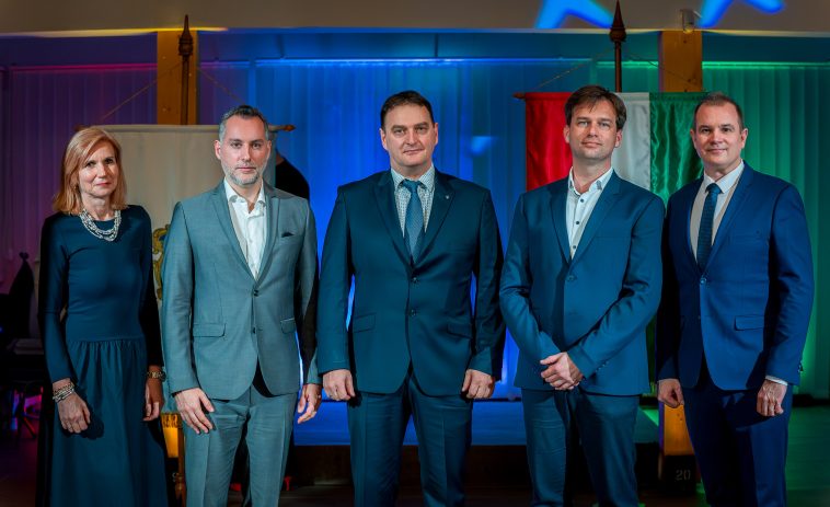 Horváthné dr. Kepenyes Edit, Szarvas város jegyzője, Szín Bence, a Cool4U Kft. ügyvezető igazgatója, Füzesséry Tibor, a Gallicoop Zrt. gazdasági stratégiai vezérigagató-helyettese, Gesztesi László, a Corteva Agriscience Hungary Zrt. termeltetési igazgatója és Hodálik Pál, Szarvas város polgármestere.