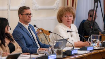 Jambrik Ramola ismerteti a költségvetést Szarvas Város Önkormányzata 2026- február 11-i testületi ülésén.