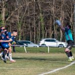 Furár Róbert fejesét fogja Dolezsán Dávid, a Jamina SE kapusa.