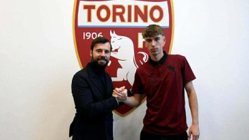 Ruggero Ludergnani sportigazgató és Kugyela Zalán a decemberi szerződéshosszabbítás aláírását követően.