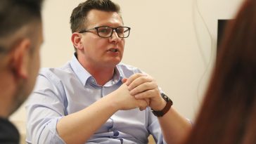 Bíró Gyula író, a GFE PK oktatója, c. egyetemi docens a Cervus Hostel társalgójában tartott irodalmi esten március 18-án.