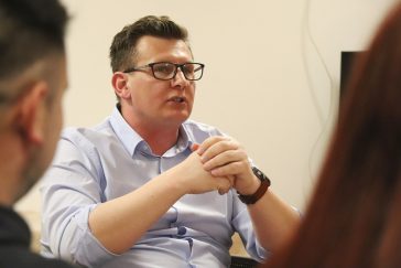 Bíró Gyula író, a GFE PK oktatója, c. egyetemi docens a Cervus Hostel társalgójában tartott irodalmi esten március 18-án.