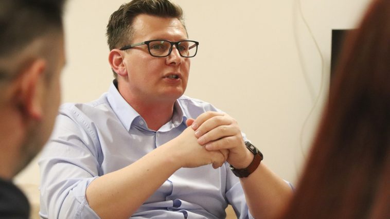 Bíró Gyula író, a GFE PK oktatója, c. egyetemi docens a Cervus Hostel társalgójában tartott irodalmi esten március 18-án.