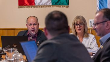 Sinka Imre polgármester és Csépainé Tóth Gabriella a 2026. február 23-i testületi ülésen.