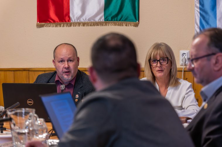 Sinka Imre polgármester és Csépainé Tóth Gabriella a 2026. február 23-i testületi ülésen.