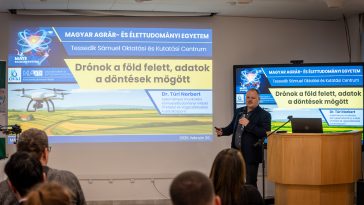 Dr. Túri Norbert, a MATE Öntözési és Vízgazdálkodási Kutatóközpontjának munkatársa a drónok mezőgazdaságban és kutatásban betöltött szerepét mutatta be előadásában a MATE szarvasi Tudásközpontjában 2026. február 26-án.